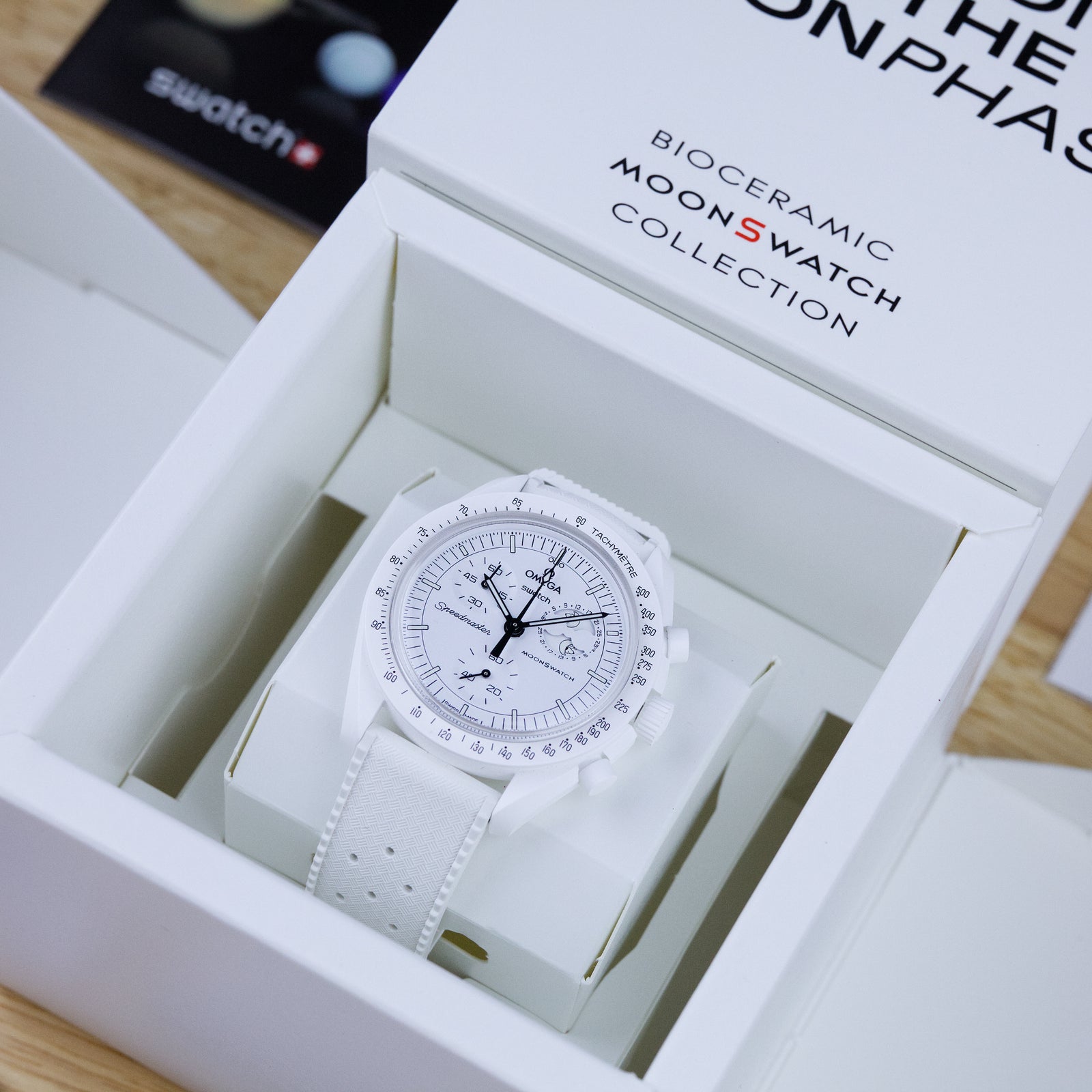 Omega/Swatch - Speedmaster Snoopy Moonphase