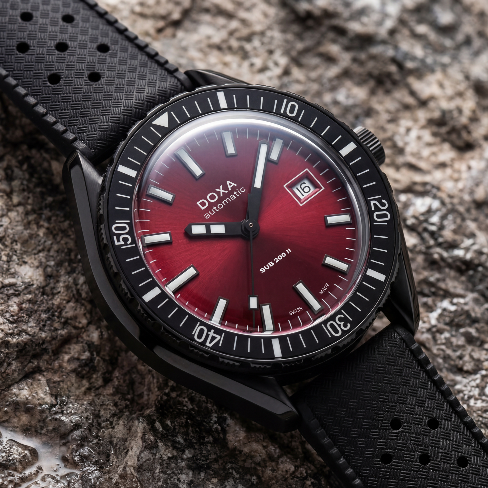Doxa 200 II - Redcoral (Red)